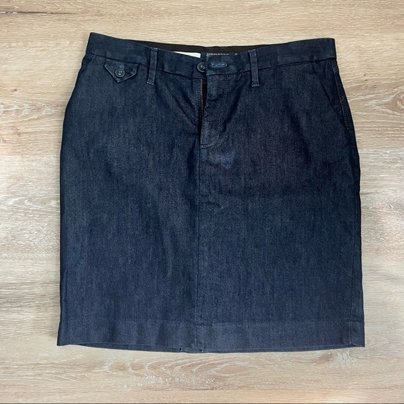 ✨Host Pick✨ Banana Republic Chambray Pencil Skirt - Picture 2 of 5